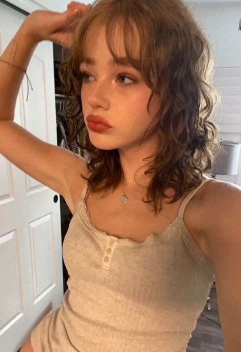 Pretty Girls With Bangs, Curly Hair Fringe, Curly Fringe, Bangs Wavy Hair, Natural Curly Hair Cuts, Smink Inspiration, Peinados Fáciles Para Cabello Corto, Curly Hair With Bangs, Wispy Bangs