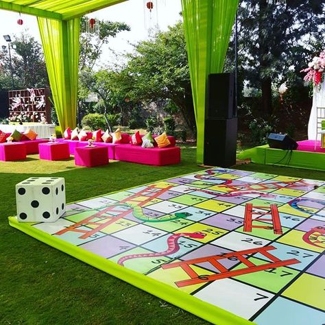 9 Awesome Mehendi Party Ideas For That Extra Element Of Fun! Themes For Mehendi Function, Garden Mehendi Decor, Fun Haldi Ideas, Mehndi Pool Party, Mehendi Party Ideas, Mehendi Theme Ideas, Mehendi Stall Ideas, Games For Mehendi Function, Carnival Theme Mehendi Decor