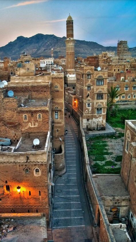 Yemen Architecture, Sanaa Yemen, Yemen Sanaa, Islamic Countries, Some Beautiful Pictures, Best Travel Quotes, Boat Trips, Urban Planning, Yemen