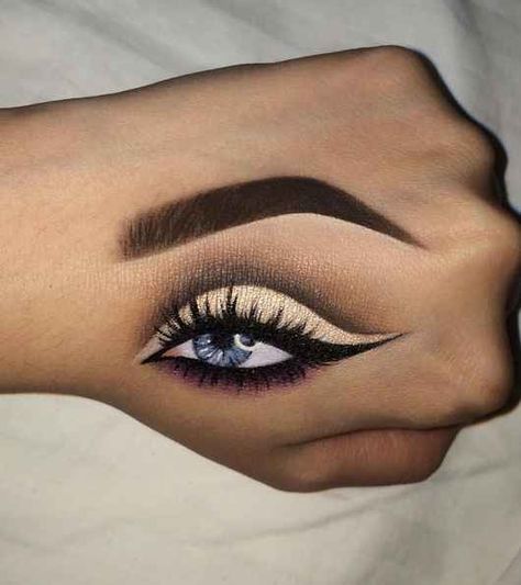 That cut crease could cut a man. Eye Makeup On Hand, Maquillage Yeux Cut Crease, Oval Makeup Brush, Drag Make-up, Hand Makeup, Makeup Drawing, Waxed Eyebrows, Best Eyebrow Products, Eyebrow Shape