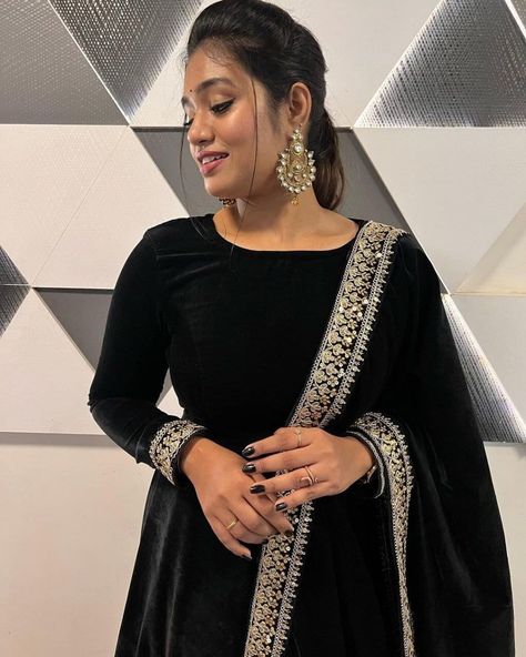 Black Plain Suit With Heavy Dupatta, Velvet Suits Women Indian, Velvet Anarkali Suits, Black Anarkali Suits, Flared Anarkali, Velvet Anarkali, Black Anarkali, Black Velvet Gown, Gown With Dupatta