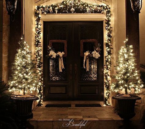 Christmas Porch and Front Door Garland DIY Sretan Bozic, Porch Garland, Door Garland, Front Door Christmas Decorations, Elegant Christmas Decor, Garland Diy, Christmas Front Doors, Outdoor Christmas Lights, Decorating With Christmas Lights