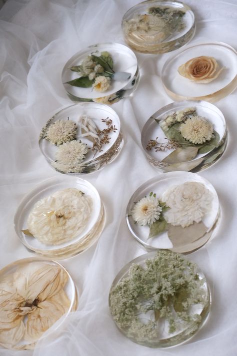 Dried Flowers Ideas Resin, Preserved Bridal Bouquet Resin, Wedding Flowers In Epoxy Resin, Wedding Bouquet Coasters, Resin Flower Decor, Pressed Flower Wedding Favor, Epoxy Wedding Decor, Resin Wedding Flower Preservation, Dried Flower Resin Coasters