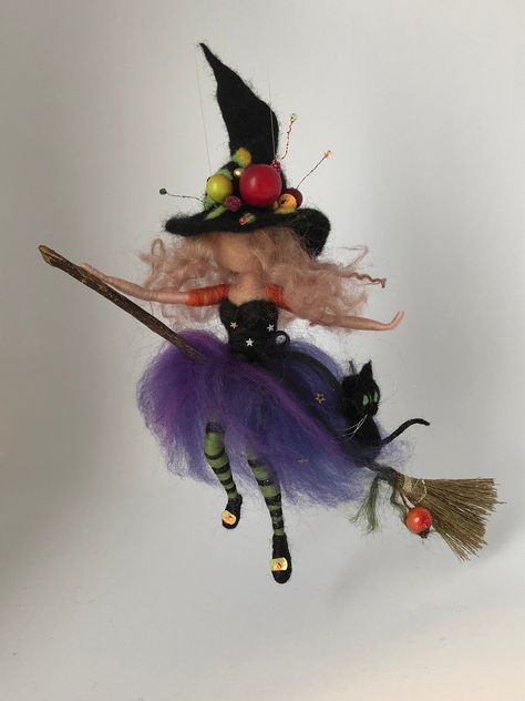 Halloween Witch Dolls, Dollhouse Halloween, Needle Felted Cat, Wool Dolls, Halloween Fairy, Bendy Doll, Felt Fairy, Fairy Crafts, Felt Halloween