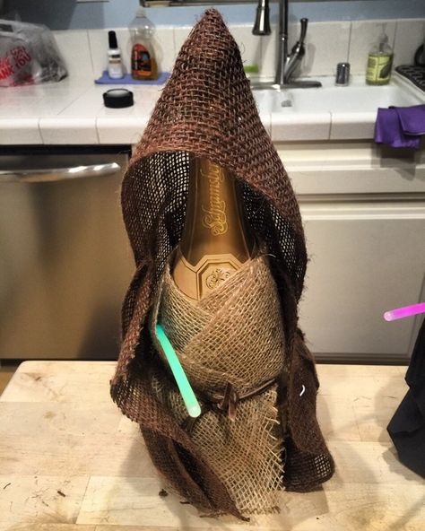 Star Wars Ideas, Star Wars Party Decorations, Wine Bottle Dressing, Decoracion Star Wars, Simple Bridal Shower Decorations, Funny Star Wars, Star Wars Baby Shower, Star Wars Wedding Theme, Star Wars Theme Party