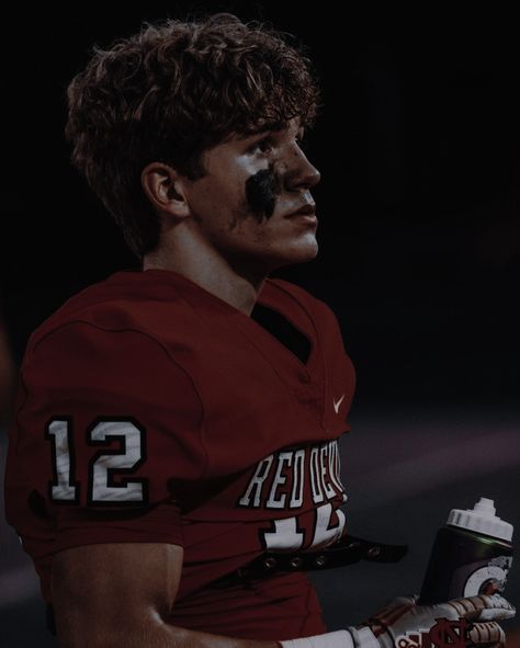 Soccer Guy Aesthetic, College Football Quarterbacks, Sports Guy Aesthetic, Manly Man Aesthetic, Popular Guy Aesthetic High School, Football Guy Aesthetic, Sporty Aesthetic Men, Soccer Guys Aesthetic, Hot Football Players Nfl