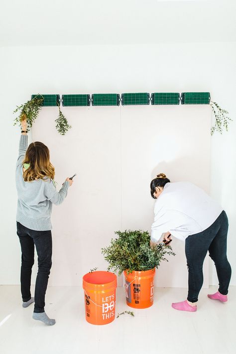 Flower Photo Booth, Diy Photo Booth Backdrop, Diy Flower Wall, Photobooth Backdrop, Boho Crafts, Booth Backdrops, Photo Backdrop Wedding, Bridal Shower Photos, Flower Wall Backdrop