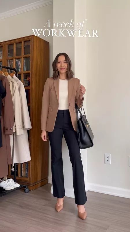 Slacks And Blazer Outfit, High Waisted Black Pants Outfit Casual, Flare Work Pants Outfit, Flare Pants Outfit Formal, Formal Outfits For Women Black, Women Blazer Outfit Formal, Flare Pants Work Outfit, Female Executive Wardrobe, Black Flare Pants Outfit Work