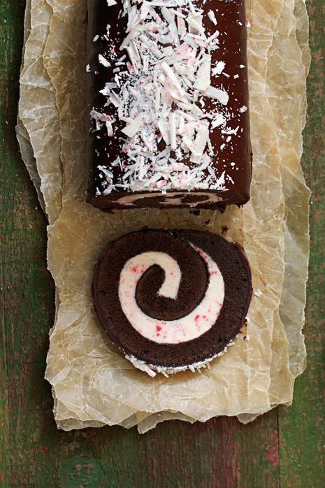 Chocolate Peppermint Roll Chocolate Peppermint Roll, Peppermint Roll, Chocolate Roll, Christmas Food Desserts, Christmas Sweets, Think Food, Roll Cake, Köstliche Desserts, Cake Roll