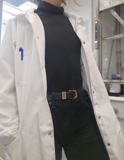 Scientist Clothes, Doctor Coat, Medical School Life, Doctor Outfit, Women Scientists, Medical School Inspiration, Lab Coats, Female Doctor, White Coat