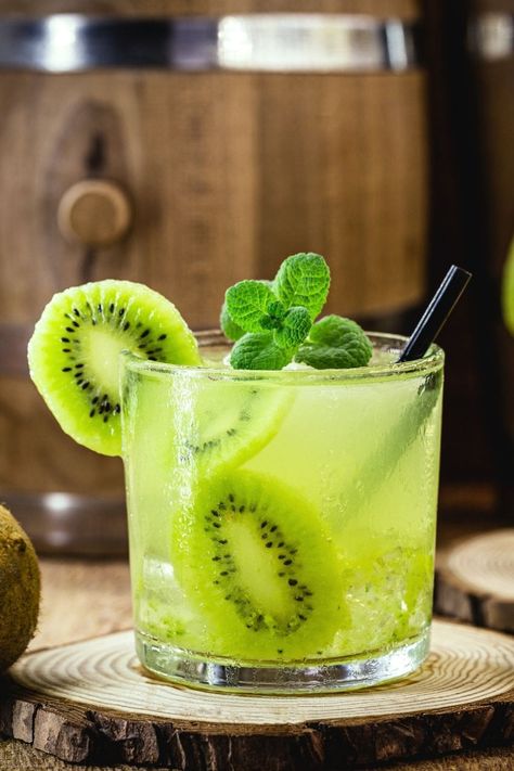 Kiwi Drink, Refreshing Drinks Alcohol, Pancakes Sans Gluten, Kiwi Recipes, Slushy Drinks, Mint Mojito, Creative Snacks, Refreshing Desserts, Different Fruits