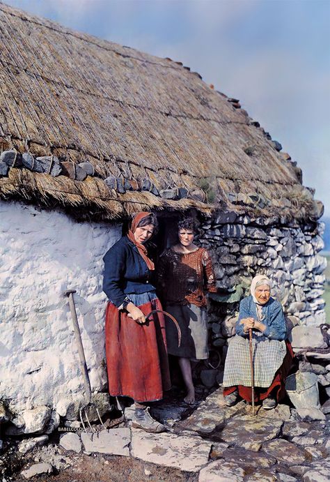 Three Generations Of Women Outside Their Stone Cottage In Ireland 1927 Irish Wake, 가족 일러스트, Connemara Ireland, Irish Folk, Ireland Cottage, Ireland History, National Geographic Photographers, Wow Photo, Hair Covering