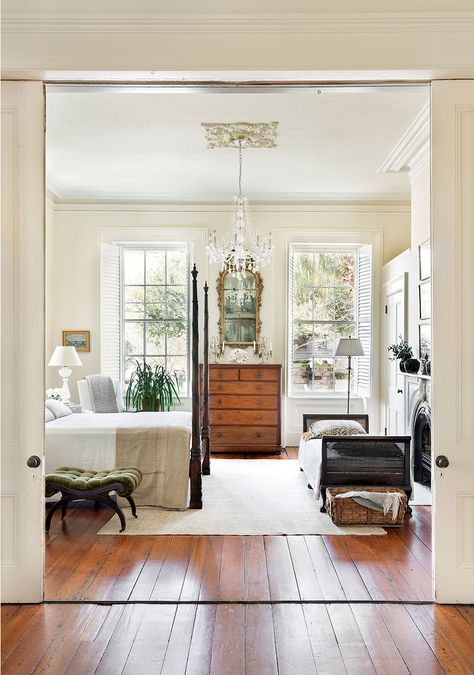 Charleston Homes Interiors, Charleston Home Decor, Charleston Interior Design, Estilo Charleston, Colonial Home Interior, Colonial Interior Design, Charleston Historic District, Southern Interior, Fresh Living Room