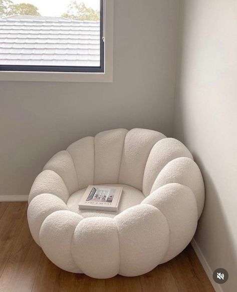 Mini Couch For Bedroom Aesthetic, Mini Chairs For Bedrooms, Ideas Para Cuartos Aesthetic, Small Couch In Bedroom, Bedroom Stools, Cute Living Room, Girly Apartments, Girly Apartment Decor, White Room Decor