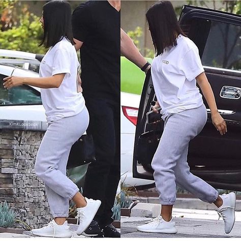 @kimkardashian already has her pair of the adidas Yeezy Boost 350 V2 "Cream White". Will you be trying to get a pair on April 29th? #sneakersmag #adidas #adidasoriginals #yeezy #yeezyboost Kim Kardashian Casual, Kardashian Style Casual, Kardashian Casual Outfit, Kim Kardashian Yeezy, Estilo Khloe Kardashian, Yeezy Outfit Women, Yeezy Fashion, Kourtney Kardashian Style, Yeezy Outfit