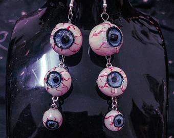 Beaded Spider Earrings, Nerdy Diy, Wood Slice Painting, Halloween Jewelry Diy, Painting Ornaments, Eyeball Earrings, Creepy Earrings, Creepy Cute Fashion, Geeky Clothes