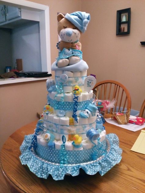 Diaper cake Baby Reveal Cake Ideas, Creative Diaper Cakes, Easy Diaper Cake, Reveal Cake Ideas, Dipper Cakes, Pamper Cake, Baby Reveal Cakes