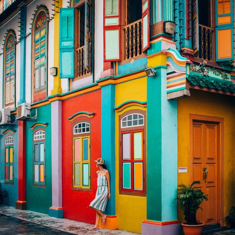 Visit this colorful house in Singapore and admire its beauty. Situated in the heart of Little India Singapore, near Haji Lane, this is one of the top tourist attractions in the city. Read more about it here! #singapore #bestofsingapore #asia | Singapore photography | Photo locations Singapore | things to do in Singapore | Singapore tourist attractions | what to do in Singapore | Haji Lane Singapore | Singapore itinerary Singapore Tourist Attractions, Haji Lane Singapore, Little India Singapore, Singapore Things To Do, Singapore Vacation, Singapore Guide, Singapore Itinerary, Honeymoon Pictures, Travel Pose