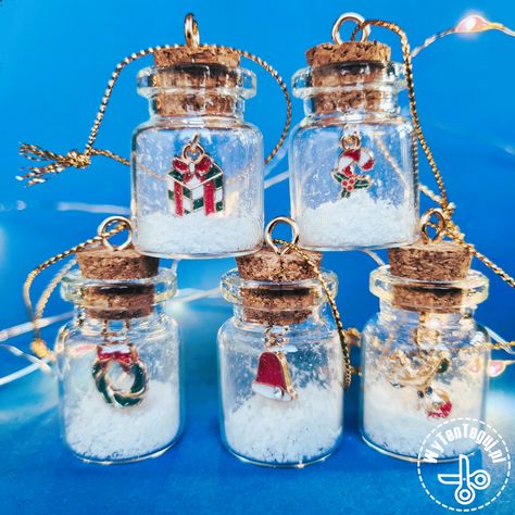 How to make tiny bottles with Christmas pendants Tiny Bottle Crafts, Christmas Handcraft, Glass Bottle Diy Projects, Christmas Jewerly, Tiny Bottles, Tiny Glass Jars, Mini Glass Jars, Christmas Trinkets, Cricut Christmas Ideas