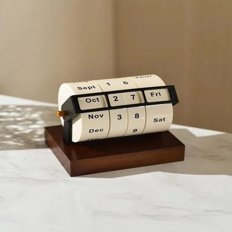 Unique Calendar Ideas, Retro Product Design, Desk Accessories Aesthetic, Abs Calendar, Retro Design Interior, Retro Calendar, Wooden Aesthetic, Calendar Wood, Wooden Calendar