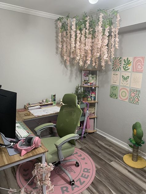 Green And Pink Office, Gamer Bedroom, Pink Dorm, Green Apartment, Cozy Desk, Cool Dorm Rooms, Pink Office, Dorm Room Ideas, Pastel Room