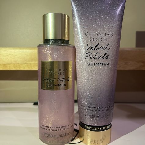 Velvet Petals Shimmer Set 250ml Body Spray 236ml Body Lotion Shimmer Perfume, Glitter Perfume, Profumo Victoria Secret, Shimmer Lotion, Victoria Secret Body Spray, Victoria Secret Lotion, Perfume Body Spray, Bath And Body Works Perfume, Shower Skin Care