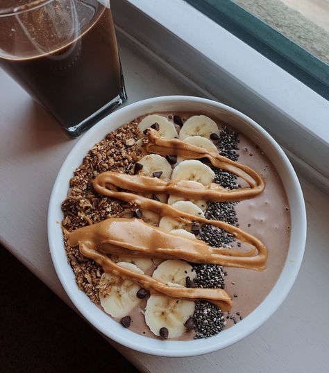 Jendy🔅 on Instagram: “tried something new this morning~ smoothie bowl!! Chocolate peanut butter banana smoothie topped with fresh banana, @purely_elizabeth…” Smoothie Bowl Chocolate, Peanut Butter Banana Smoothie Bowl, Chocolate Peanut Butter Banana Smoothie, Purely Elizabeth, Filling Smoothie, Chocolate Banana Smoothie, Banana Smoothie Bowl, Smoothie Recipes Strawberry, Peanut Butter Banana Smoothie