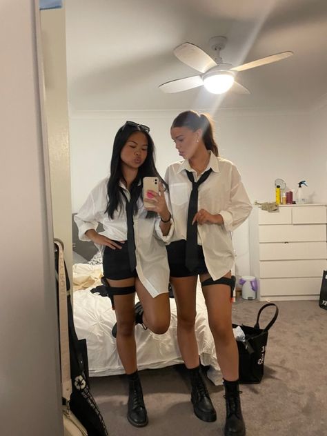 Holloween Costume Ideas Nurse, Leather Shorts Halloween Costume, Mib Alien Costume, Halloween Costumes With Doc Martens, Halloween Costumes Detective, Duo Costumes Last Minute, Men Jn Black Costume Women, Mib Costume Couple, Men And Black Costume Women