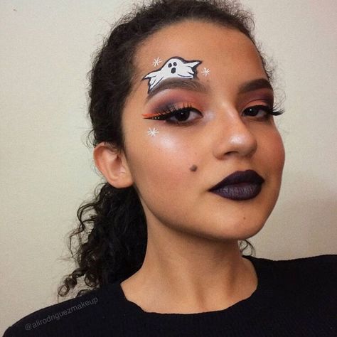 Ghost Eyeshadow Look, Cute Ghost Makeup, Halloween Makeup Ghost, Ghost Makeup Halloween, Ghost Halloween Makeup, Ghost Attack, Maquillage Halloween Simple, Ghost Makeup, Girl Face Painting