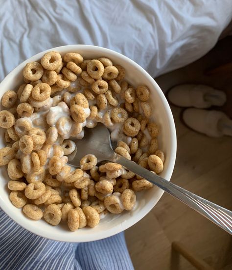 Aesthetic Cereal, Cheerios Snacks, Cereal Food, Chocolate Cereal, Recovery Food, Yogurt Breakfast, Healthy Cereal, Cereal Bar, Bowl Of Cereal