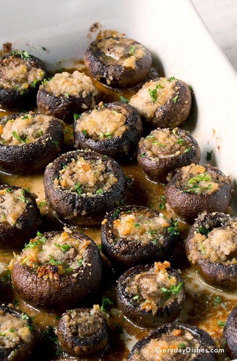 Garlic butter roasted mushrooms recipe Butter Mushrooms, Garlic Butter Mushrooms, Turkey Recipes Thanksgiving, Roasted Mushrooms, Everyday Dishes, Mushroom Recipes, Garlic Butter, Naan, Yummy Appetizers