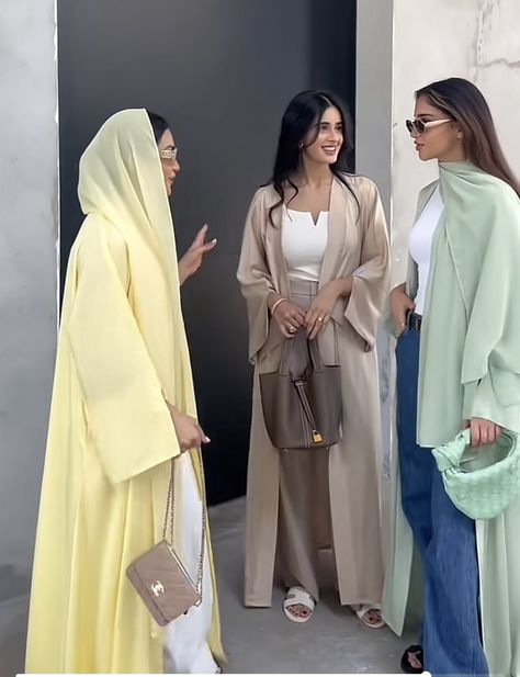 Abaya For Summer, Saudi Abaya Aesthetic, Arab Outfits For Women, Kuwaiti Hijab Outfit, Open Abaya Outfit With Jeans, Summer Abaya Outfits, Arabian Outfits For Women, Hijab Fashion Inspiration Abayas, Abaya Summer