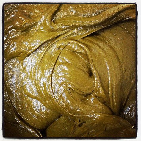 freshly mixed henna paste Henna Paste Recipe, Henna Tattoo Recipe, Homemade Henna, Henna Tattoo Diy, Henna Recipe, Diy Henna, Henna Hair Color, Henna Stain, Henna Paste