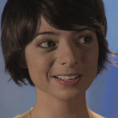 Here's singer-songwriter/actress Kate Micucci: Super cute gal. Look at that hair! It's like taking a several decade backwards step throug... Oc Faceclaim, Kate Micucci, Singer Songwriter, Pretty Woman, Songwriting, Look At, Honey, Hair Color, Hair Cuts