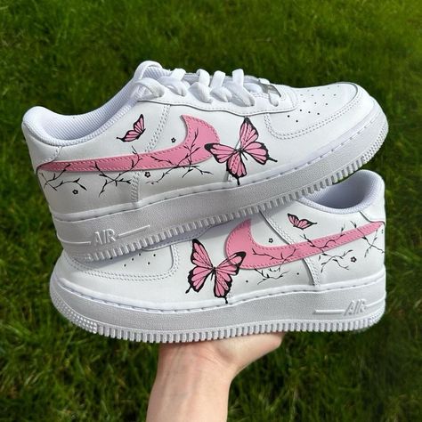 Custom Pink Butterflies Nike Air Force 1 Sneakers 👟Design: Hand-painted Custom Pink Butterflies with lots of details. 🎨Fully Customizable: Use the personalization box to request any design or theme you desire. 📍Default Option: No personalization request means you receive the showcased Pink Butterflies design. Expert Craftsmanship: Over four years of experience in custom sneaker artistry. Open Communication: Message for details on Etsy or Instagram (@all.by.alex) 🕣Creation Time: 2 weeks for a Nike Af1 Custom, Personalized Sneakers, Rave Shoes, Custom Nike Air Force 1, Casual Shoes Women Sneakers, Nike Shoes Women Fashion, Nike Custom, Custom Nike Air Force, Butterflies Design