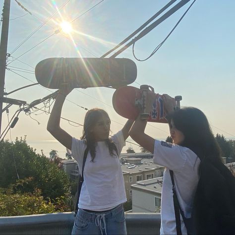 #sunset #beach #skate #skateboard #skating #friends #hangout #ootd #fitcheck #fits Friends Hangout, Skateboarding Aesthetic, Skateboard Aesthetic, Skater Aesthetic, Skater Girl, Friend Group, Sunset Beach, Summer 24, 2024 Vision Board