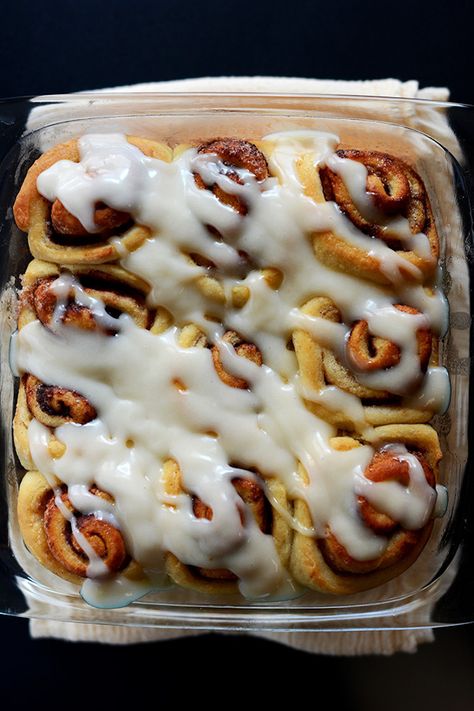 The World’s Easiest Cinnamon Rolls Dairy Free Cream Cheese Frosting, Vegan Cinnamon Rolls, Cinnamon Rolls Easy, Minimalist Baker, Baked Rolls, Cake Vegan, Easy Cinnamon, Vegan Butter, Vegan Breakfast