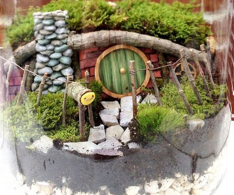 Transform your budding terrarium into the Shire with help from this hobbit house terrarium set. The kit includes everything you'll need to recreate Bag End, from a small version of the iconic domicile to yard accessories like a stone walkway and wooden fence. Hobbit Terrarium, Yard Accessories, House Terrarium, Hobbit Door, Bag End, Hedgehog House, House Craft, Stone Walkway, Fairy Garden Decor