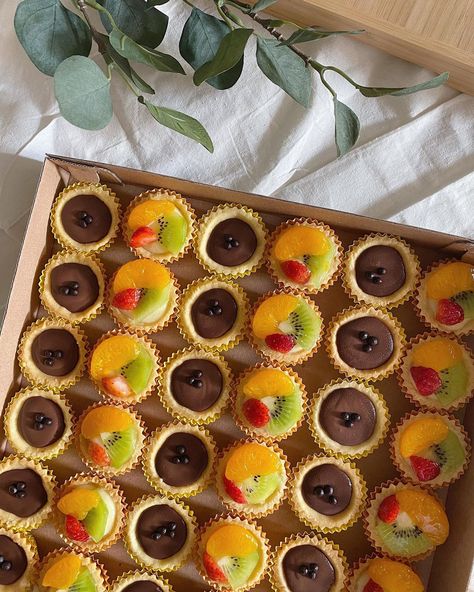 JOEY’S KITCHEN’s Instagram profile post: “the happiness box 🎁 — mix of mini fruit tartlets & chocolate ganache tartlets” Fruit Tart Packaging Ideas, Mini Tart Display, Mini Tart Packaging Ideas, Tart Packaging, Mini Fruit Tarts Decoration, Fruit Tart Decoration Mini, Mini Fruit Tarts Wedding, Dessert Tarts Mini, Happiness Box