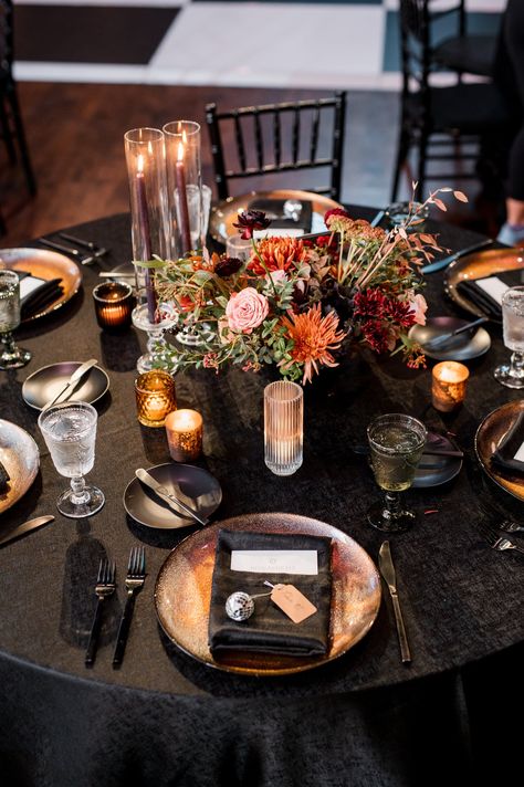 How can you incorporate black into your wedding decor? Take notes from this black wedding at the Clementine Hall in Nashville, TN. They hadd black linens, black cutlery, and even black vases complete with deep colorful flower arragemenets. | John Myers Photography & Videography Black Table Linens Wedding, Black Vase Centerpiece, Black Wedding Table Setting, Vineyard Dinner, Black Wedding Table, Moody Wedding Decor, John Myers, Black Wedding Decorations, Wedding Planning Binder