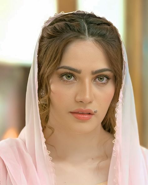 Nelum Muneer, Neelum Munir, Shalwar Kameez Design, Shalwar Kameez Designs, Neelam Muneer, Hd Face, Kameez Design, Beauty Rules, Extremely Long Hair