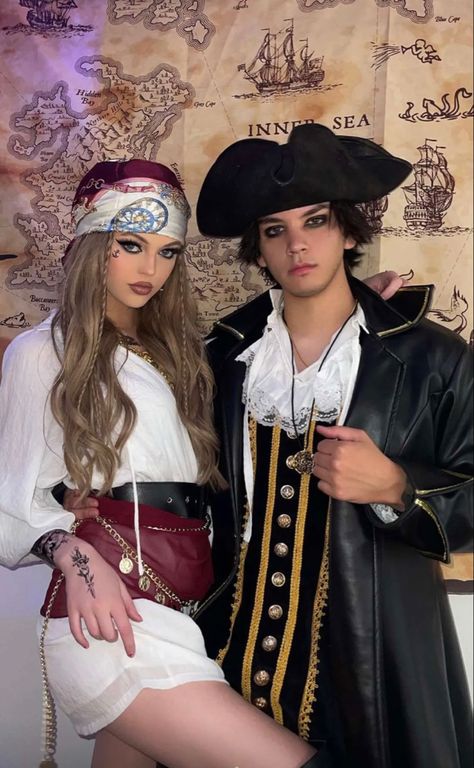 Couples Halloween Outfits Aesthetic, Halloween Matching Costumes Couples, Halloween Costumes Duo Couple, Matching Halloween Costumes For Couples, Halloween Casal, Cute Couples Costumes, Pirate Costumes, Hot Halloween Outfits, Halloween Coustumes