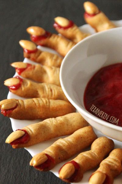 Fun Halloween Appetizers, Plat Halloween, Scary Halloween Food, Witch Fingers, Diy Halloween Food, Pasteles Halloween, Halloween Finger Foods, Fun Halloween Nails, Easy Halloween Snacks