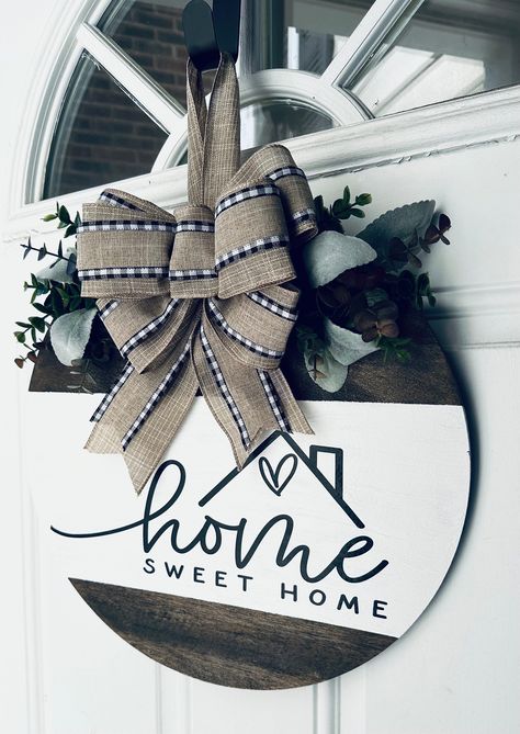 "ABOUT THIS DOOR HANGER: ⚬ Bow is included and secured with staples! ⚬ Wood Rounds from birch wood. ⚬ Round Size Options: 15\" & 18\" ⚬ Comes with ribbon attached to hang sign. ⚬ Back is finished. ⚬ Words are permanent outdoor vinyl. ⚬ Wood & Vinyl are sealed so that it is suitable for outdoor use (please see recommended locations for my signs below) ABOUT SHIPPING: ⚬ Please see \"estimated shipment date\" prior to purchasing. ⚬ Handmade in the order in which received. ⚬ \"In stock quantity\" is so that multiple people can purchase at one time. ⚬ Cancellations are not accepted. ⚬ Mailed priority mail 2-4 day; mail delays are out of my control. IMPORTANT INFORMATION: All Welcome Home Designs Home Decor & Signs are made from a high quality wood. Each wood sign and table tray will vary slight Door Hanger Farmhouse, Vinyl Wood Signs Cricut, Home Sweet Home Sign Front Door, Diy Wood Signs Ideas, Round Welcome Door Signs, Cricut Door Signs, Cricut Door Hanger, Door Sign Ideas, Welcome Signs For Front Door