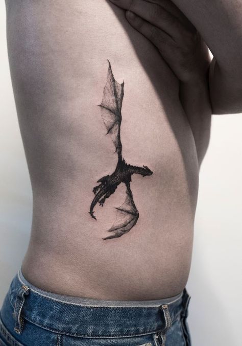 92 Lovely Tattoos by Hongdam - TheTatt Tattoo Ribcage, Skyrim Tattoo, Side Body Tattoo, Targaryen Tattoo, Game Of Thrones Tattoo, Dragons Tattoo, Small Dragon Tattoos, Dragon Tattoo For Women, Arrow Tattoo