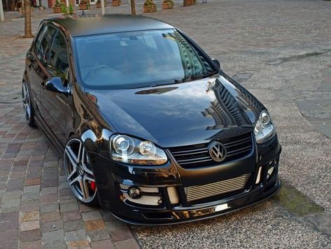 Black VW Golf Mk5 on AMG wheels Golf Gti R32, Vw Polo Gti, Volkswagen Golf Mk1, Vw Rabbit, Polo Gti, Jetta Mk5, Golf Mk5, Volkswagen Golf R, Go Car