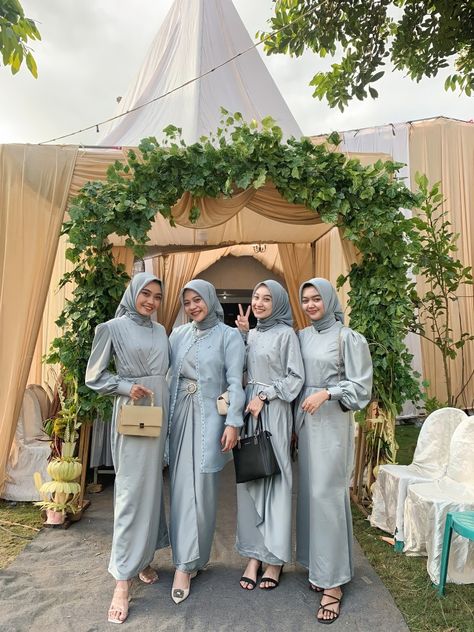 Dress bridesmaid Make Up Bridesmaid Hijab, Model Bridesmaid Dress Hijab Satin, Bridesmaid Satin Hijab, Model Dress Bridesmaid Hijab, Ootd Bridesmaid Hijab, Dress Bridesmaid Hijab Simple, Inspirasi Dress Bridesmaid, Hijab Bridesmaids, Kebaya Bridesmaid Hijab