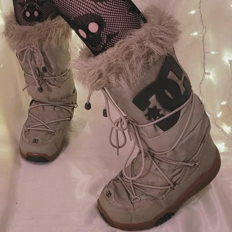 Dc Boots, 2007 Aesthetic, Baddie Shoes, 2000s Room, Coquette Gyaru, Las Bratz, Wardrobe Change, Trashy Outfits, Winter Boots Outfits