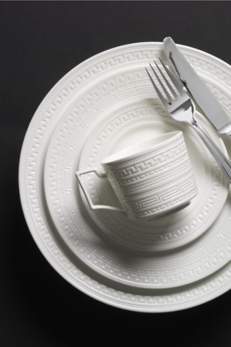 Pure white dinnerware from the English porcelain manufacturer Wedgwood! #finebonechina #bonechina #wedgwood #porcelainart #artedona Dinnerware Sets Luxury White, Dinner Sets Dinnerware, Kitchen Plates Set, White Crockery, Farmhouse Dinnerware, Fine China Dinnerware, Bone China Dinnerware, Modern Dinnerware, Ceramic Dinnerware Set