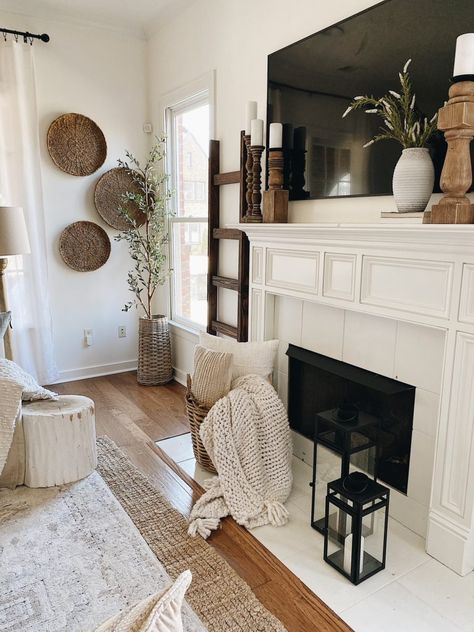 Spring Farmhouse Mantel Decor Ideas | She Gave It A Go Farmhouse Mantel Decor, Interior Design Per La Casa, Modern Farmhouse Living Room, Mantel Decor, Farmhouse Decor Living Room, Interior Modern, Decoration Inspiration, Decor Home Living Room, Mantle Decor